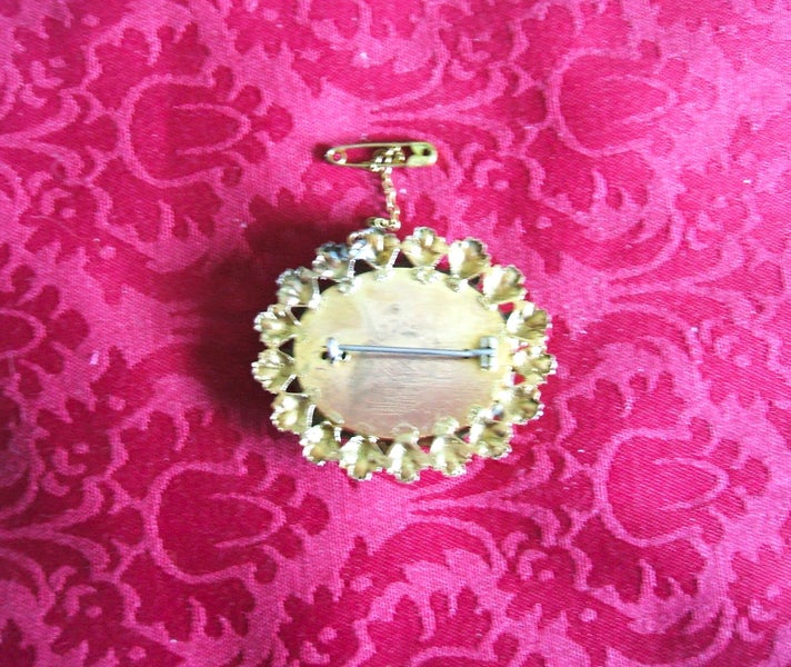 ESTATE JEWELLERY ITEM IS A LATE VICTORIAN GENUINE CAMEO IN A PINCHBECK SETTING Carousel 7