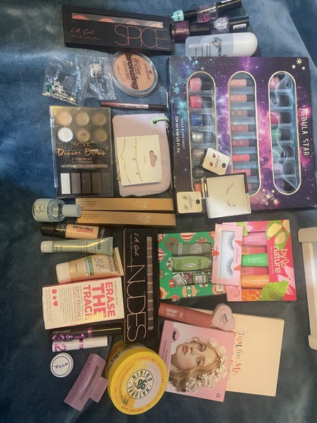 BULK MAKEUP AND BEAUTY BOX Carousel 2