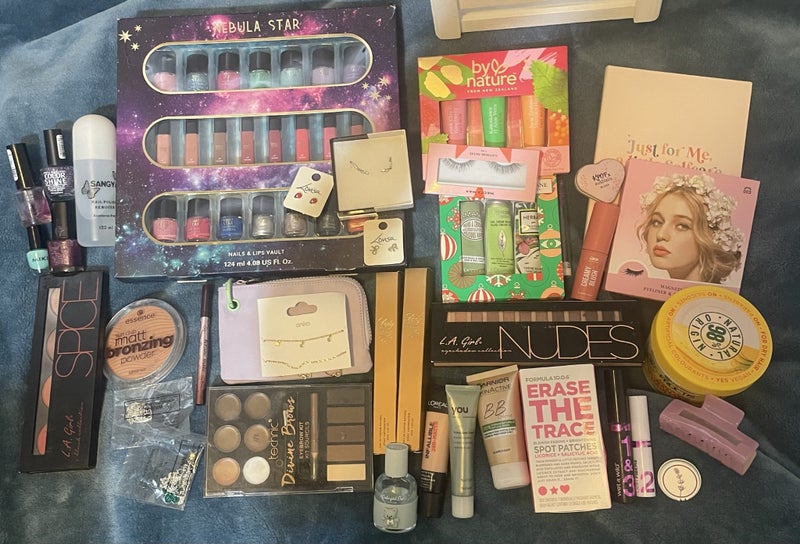 BULK MAKEUP AND BEAUTY BOX Carousel 1