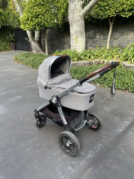 UK brand Occarro pram and carry cot Carousel 1