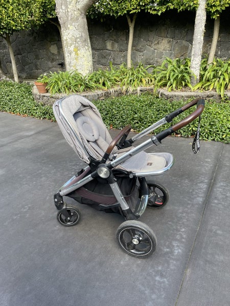 UK brand Occarro pram and carry cot Carousel 2