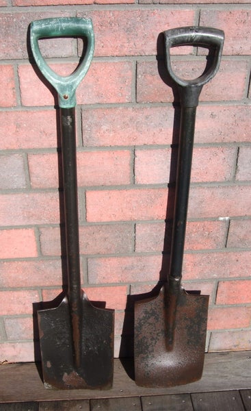 2 X *** " ALL STEEL " *** SPADES *** ( PLASTIC - HANDLES ) *** Carousel 1