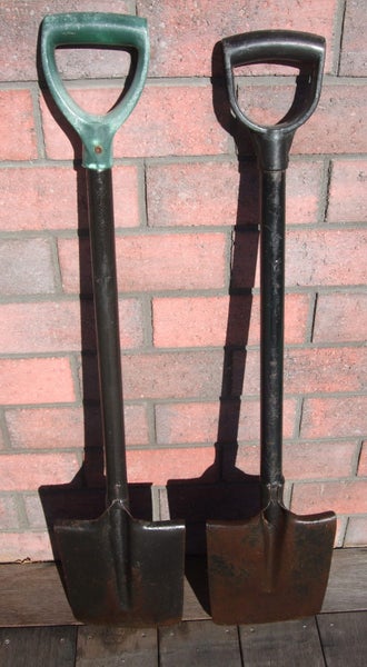 2 X *** " ALL STEEL " *** SPADES *** ( PLASTIC - HANDLES ) *** Carousel 2