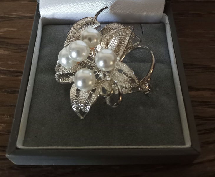 BEAUTIFUL SILVER FILIGREE FLOWER BROOCH WITH 5 PEARLS Carousel 1