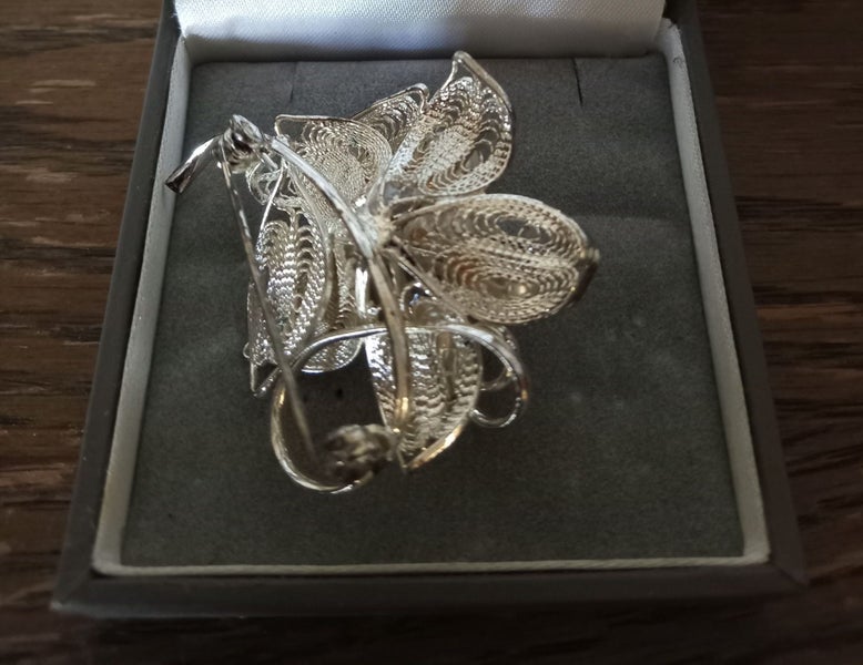 BEAUTIFUL SILVER FILIGREE FLOWER BROOCH WITH 5 PEARLS Carousel 2