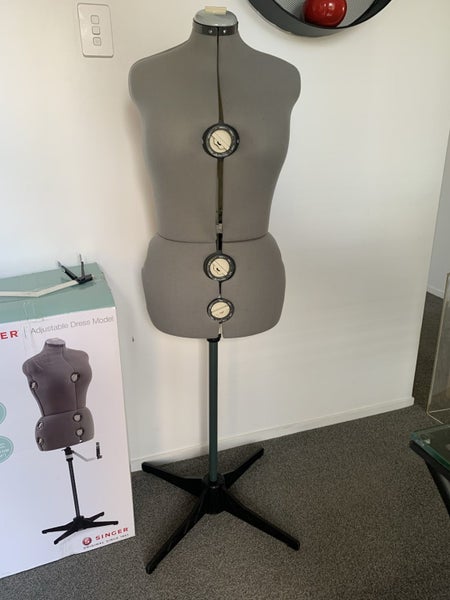Singer 151 Mannequin Carousel 2