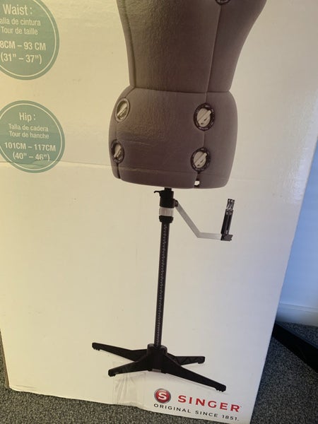 Singer 151 Mannequin Carousel 6