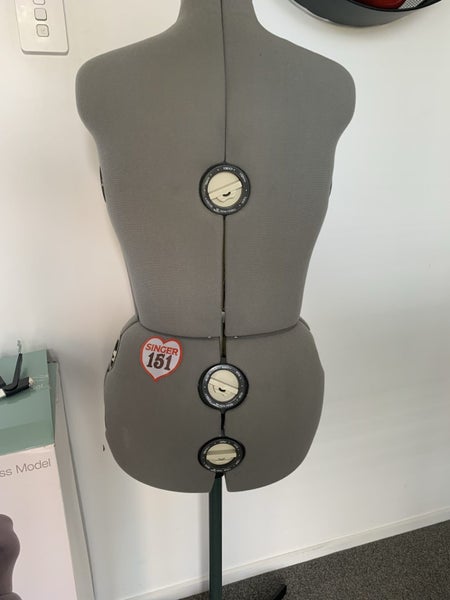 Singer 151 Mannequin Carousel 1