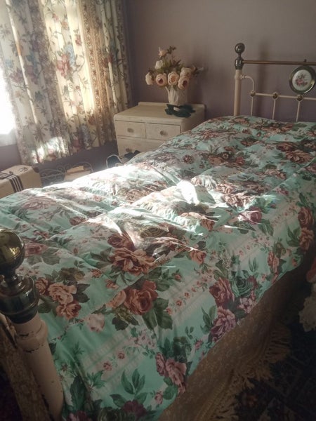 Vintage floral Eiderdown Carousel 1