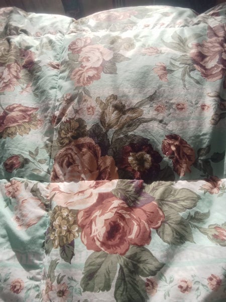 Vintage floral Eiderdown Carousel 2
