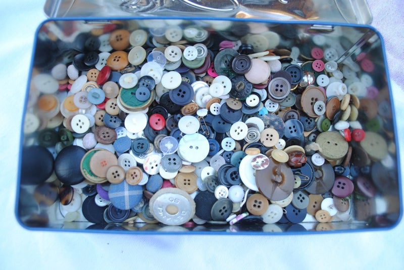 Retro roses chocolate tin with buttons Carousel 1