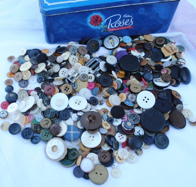 Retro roses chocolate tin with buttons Carousel 2