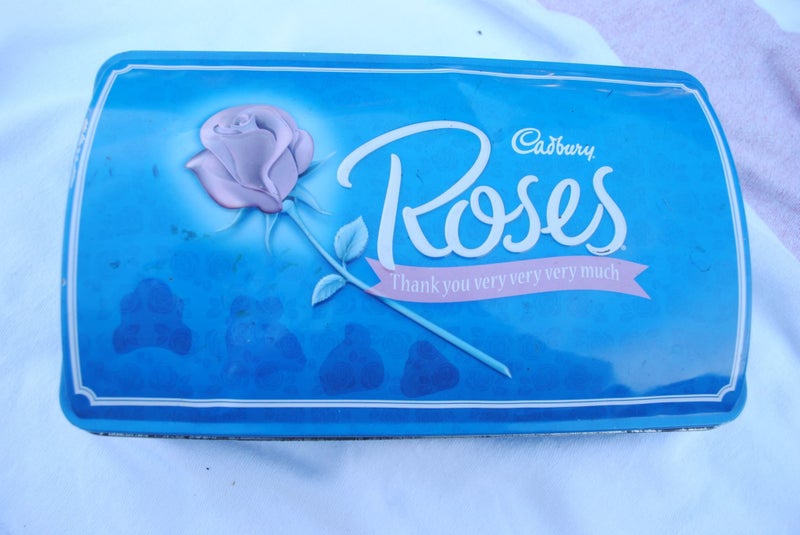 Retro roses chocolate tin with buttons Carousel 5