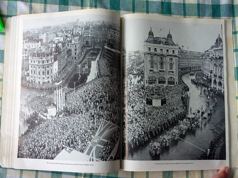 THE QUEEN – THE CORONATION 1953 Carousel 15