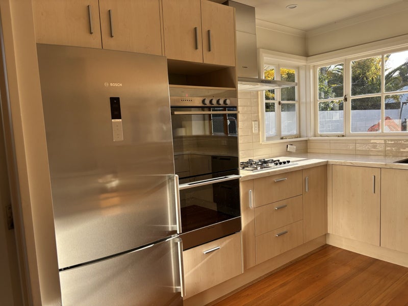 Kitchen (Including Appliances & Bar Stools) Carousel 2