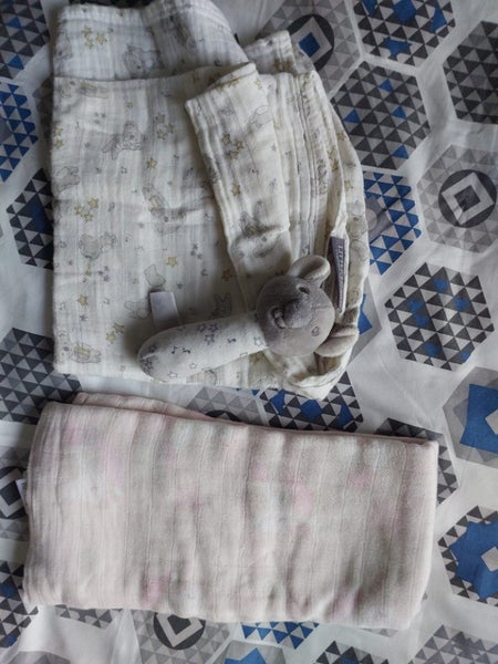 2 muslin blankets and toy Carousel 1