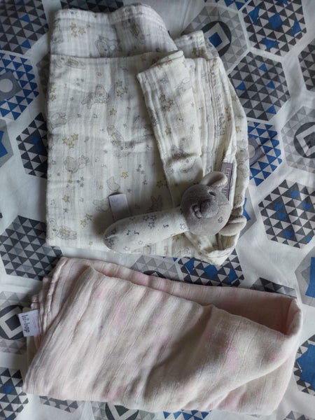 2 muslin blankets and toy Carousel 5