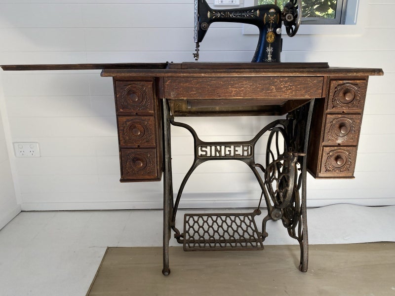 Singer sewing machine: an oldie but a goodie Carousel 1
