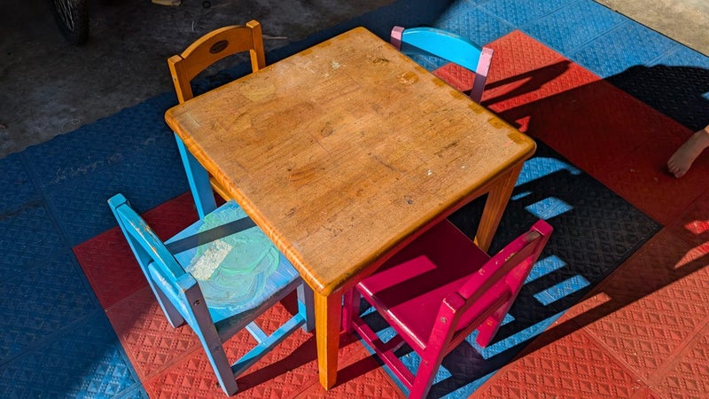 Kids table and chairs Carousel 1
