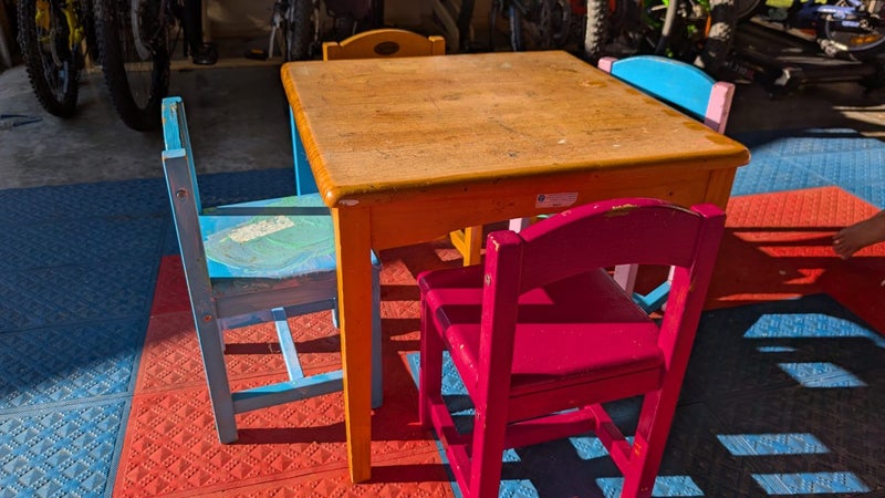 Kids table and chairs Carousel 2