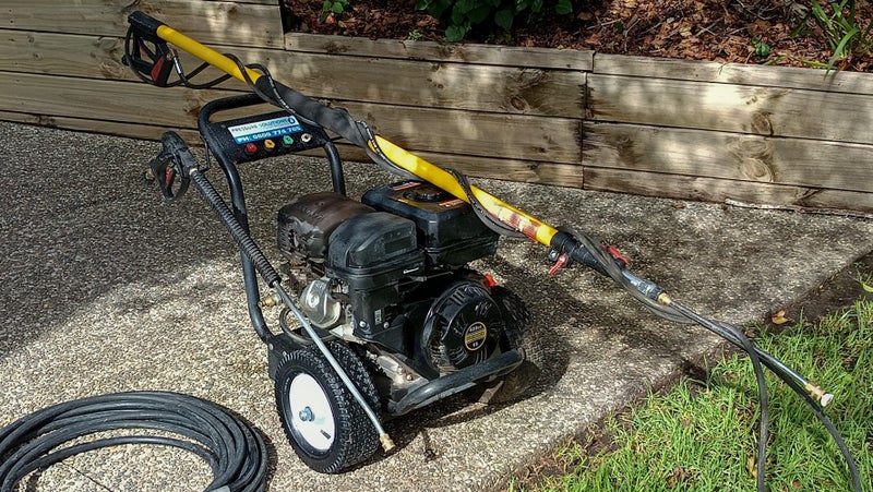 4000 psi 15 HP Magnus water blaster, 20m heavy duty hose, 5.5m Extension pole Carousel 1