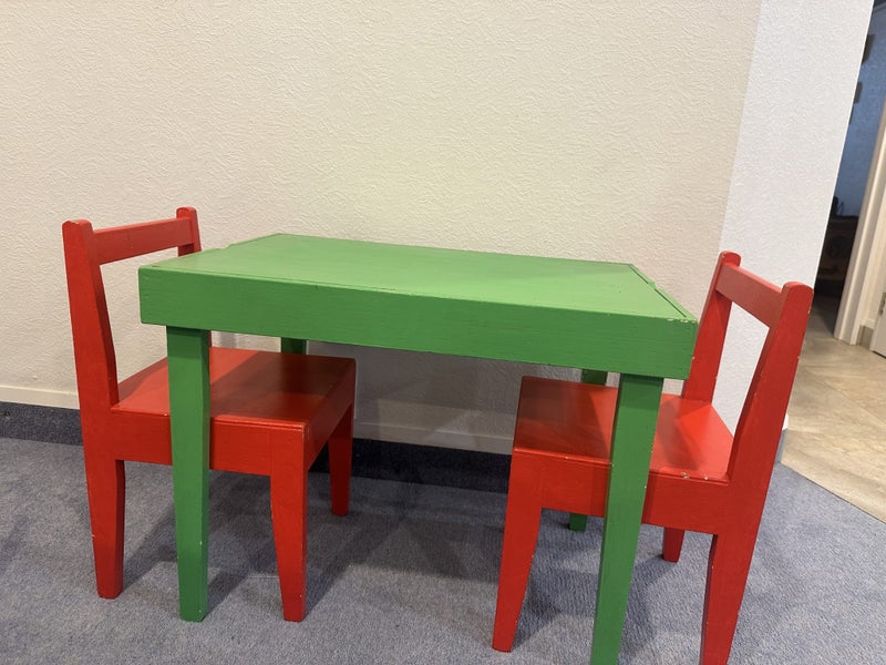 Wooden table and chairs Carousel 1