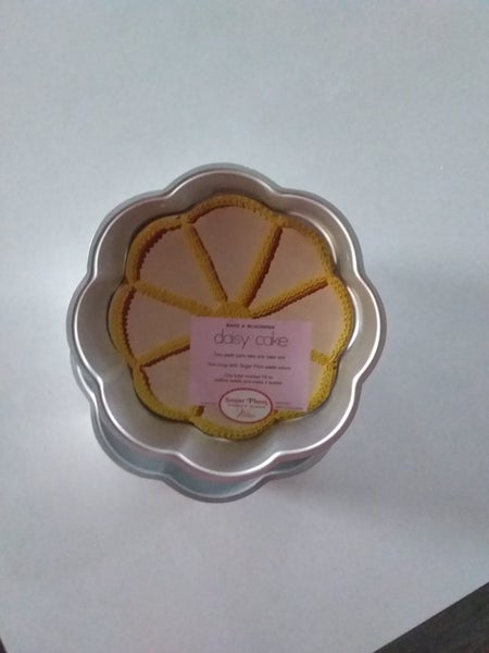 Wilton Daisy Cake Pans Carousel 1