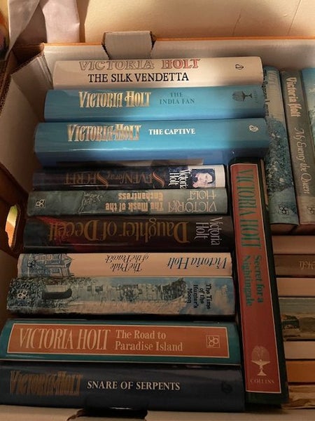 VICTORIA HOLT - Bulk Lot of Books Carousel 2