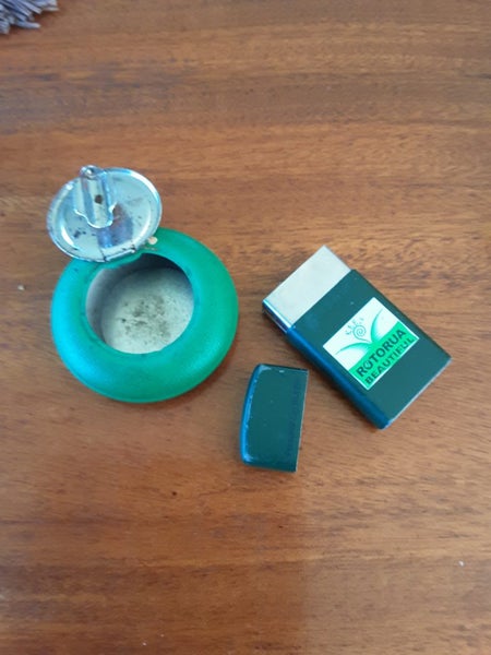 Vintage purse ashtrays Carousel 2