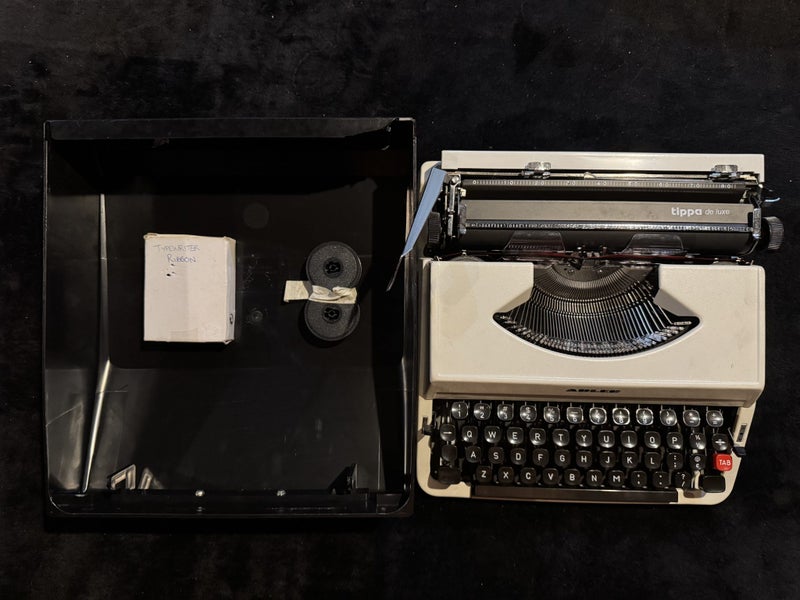Adler tippa de luxe Typer Writer with Ribbon Carousel 1