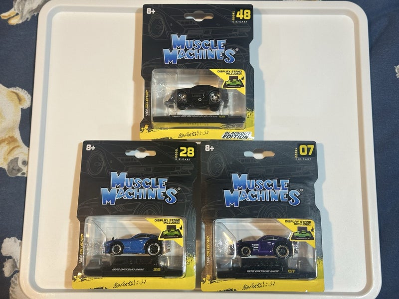 Muscle Machines Datsun 240Z & LBWK Nissan Skyline GTR R34 Carousel 1