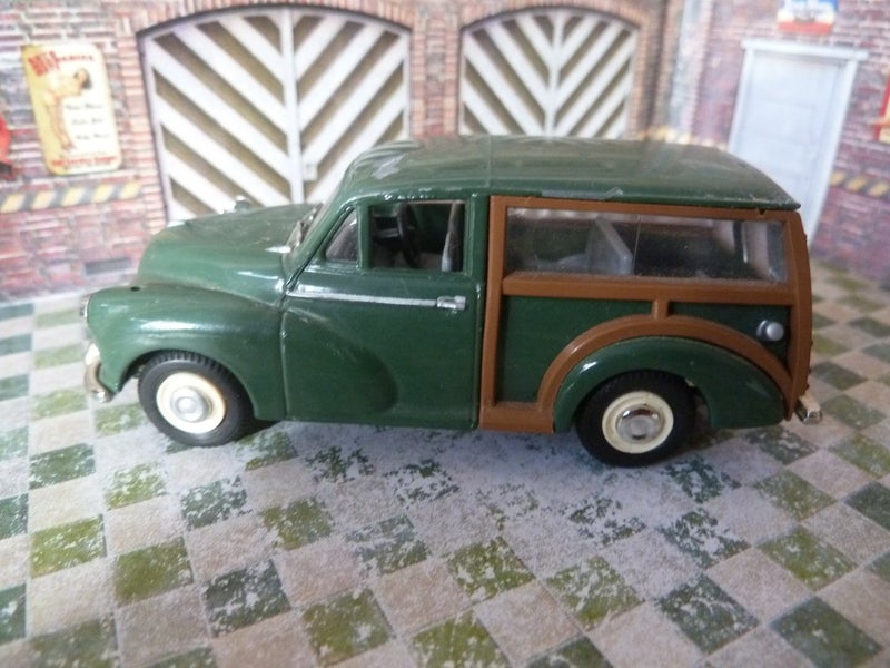 Lledo Vanguards Morris Traveller Green 2006 Carousel 2