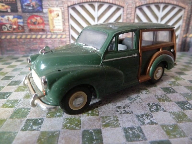Lledo Vanguards Morris Traveller Green 2006 Carousel 1