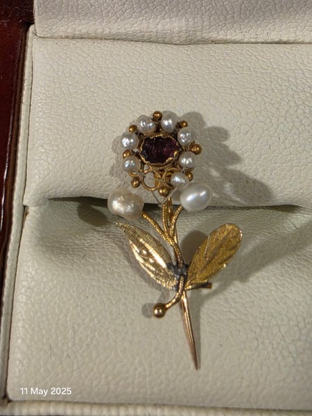 $1 18ct Gold Seed Pearl Flower Brooch 0.85gm Carousel 1
