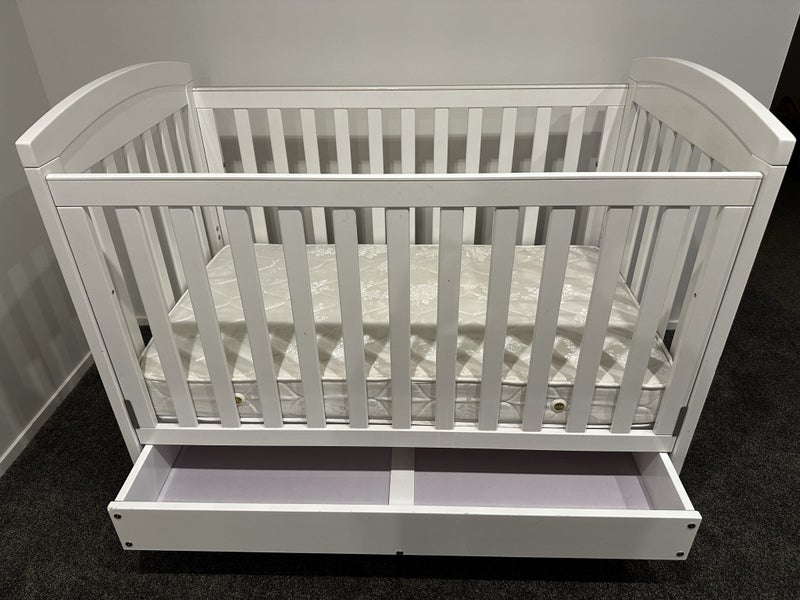 Grotime 4-in-1 cot with storage. Mattress included. Carousel 1