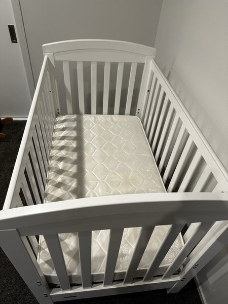 Grotime 4-in-1 cot with storage. Mattress included. Carousel 2