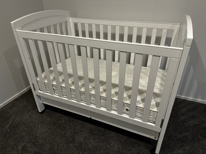 Grotime 4-in-1 cot with storage. Mattress included. Carousel 4