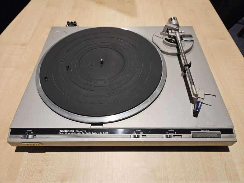 Technics SL-Q300 Direct Drive Turntable Carousel 1
