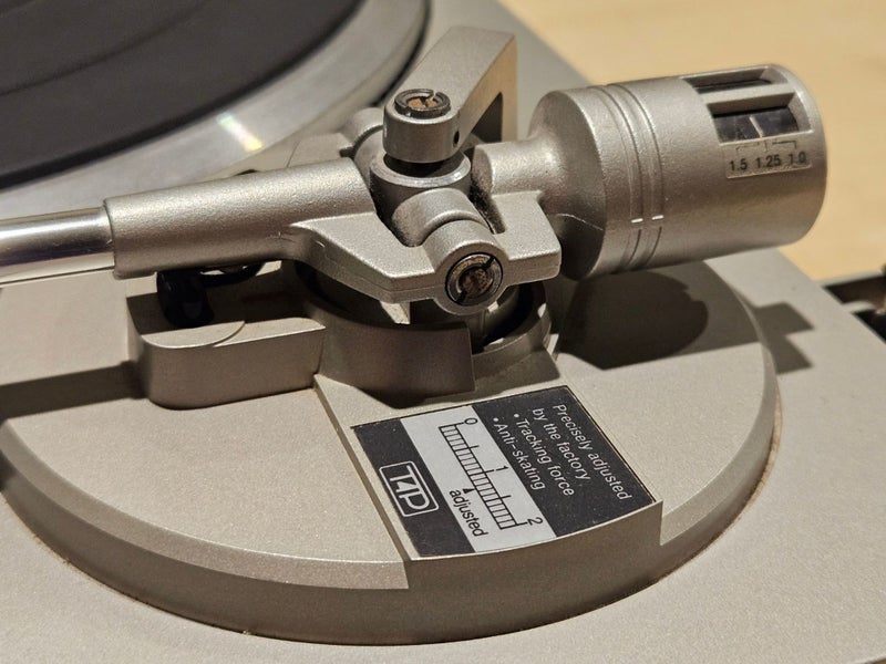 Technics SL-Q300 Direct Drive Turntable Carousel 2