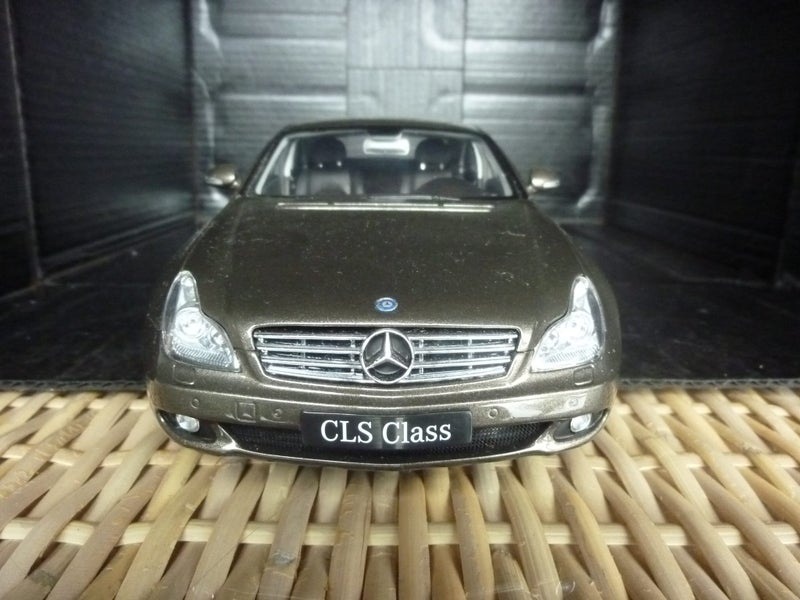 2005 MERCEDES BENZ CLS die cast car KYOSHO Metallic Grey scale: 1/18 Carousel 2