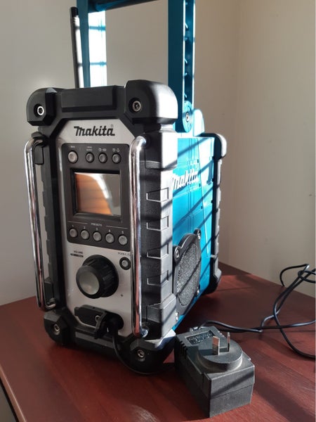 MAKITA Jobsite radio. Model DMR102 Carousel 1