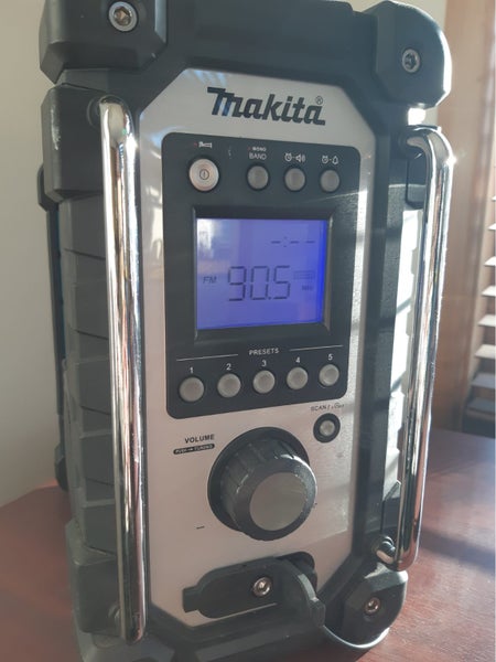 MAKITA Jobsite radio. Model DMR102 Carousel 2