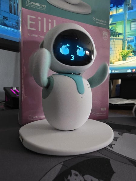 Eilik Robots Carousel 1