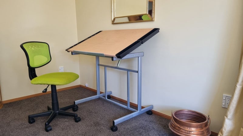 DRAWING / ART TABLE & CHAIR Carousel 2