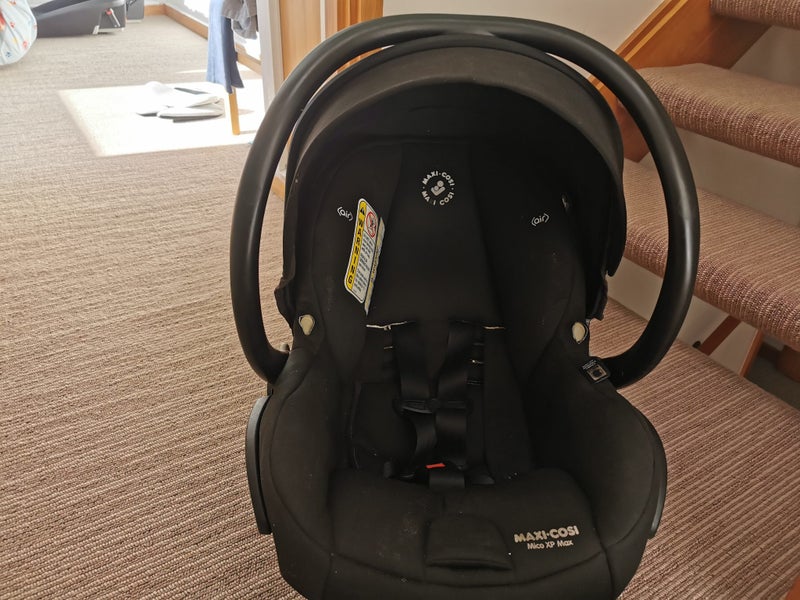 Maxi-Cosi Mico XP Max Capsule and two bases Carousel 2