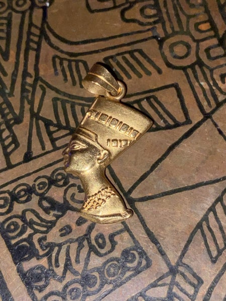 18ct Gold Nefertiti Pendant - 3 Grams Carousel 1