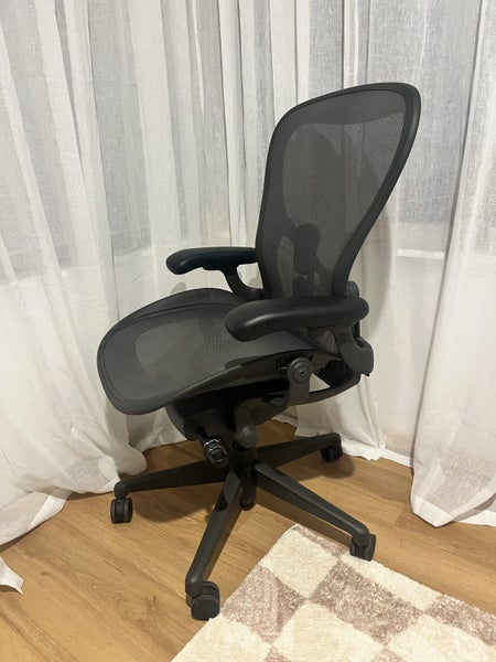 Herman Miller Aeron Chair (Remastered - Size C - 2018) Carousel 2