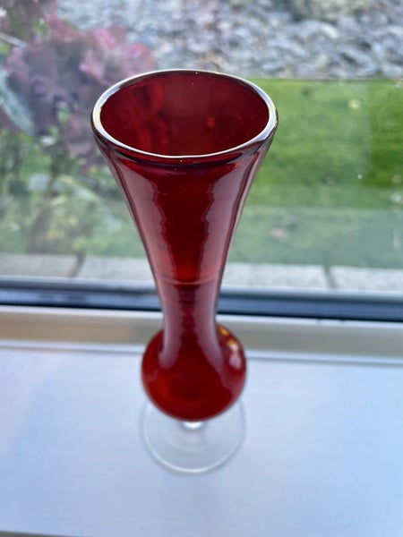 A perfect vintage red glass vase Carousel 2