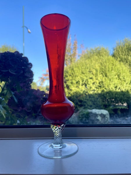 A perfect vintage red glass vase Carousel 3