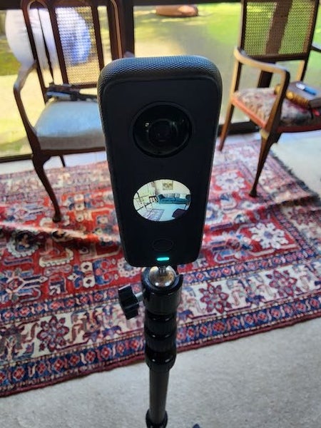Insta360 Camera X2 & Monopod Carousel 1